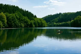 静谧湖畔的翠绿倒影