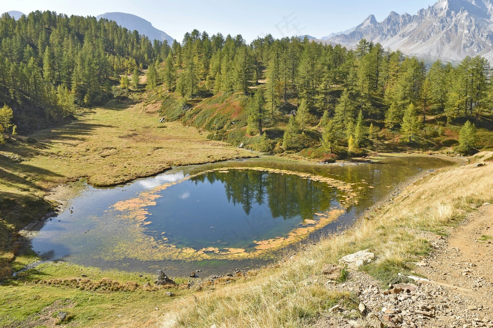 静谧山间，蓝绿倒影