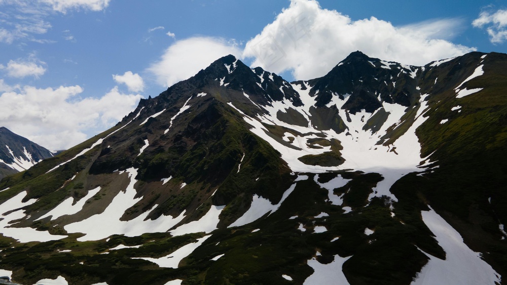 雪顶绿峰宁静景·自然壮丽风·绿白交织图·心灵启迪照