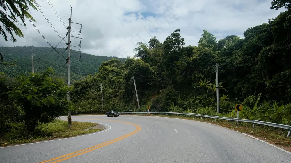 绿意盎然的山路之旅