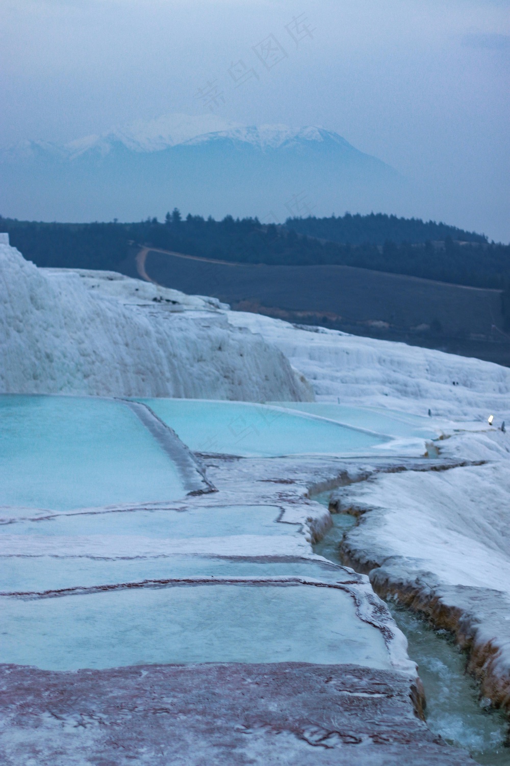 雪地盐湖映晚霞