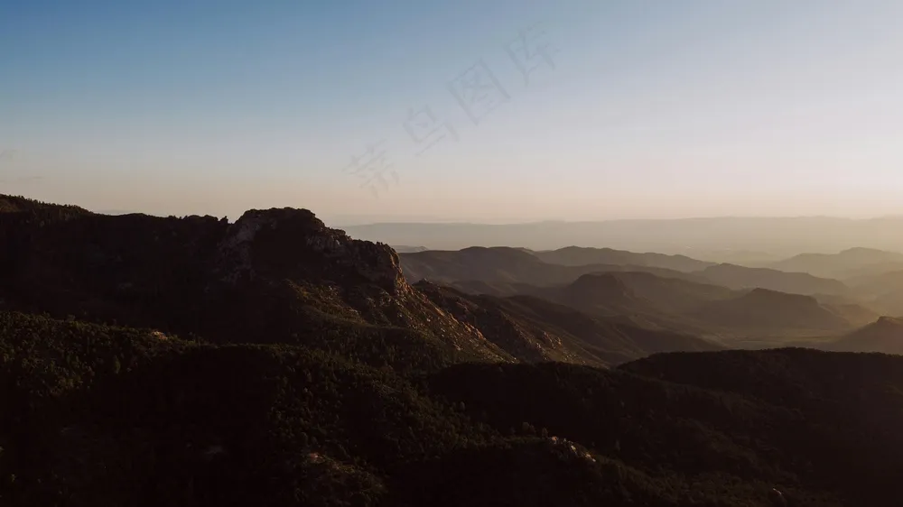 黎明时分的山脉宁静景致