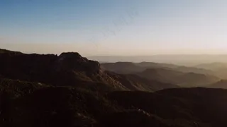 黎明时分的山脉宁静景致