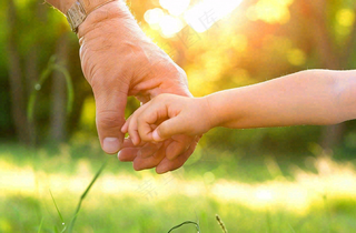 大手牵小手温馨阳光亲情父亲节摄影图