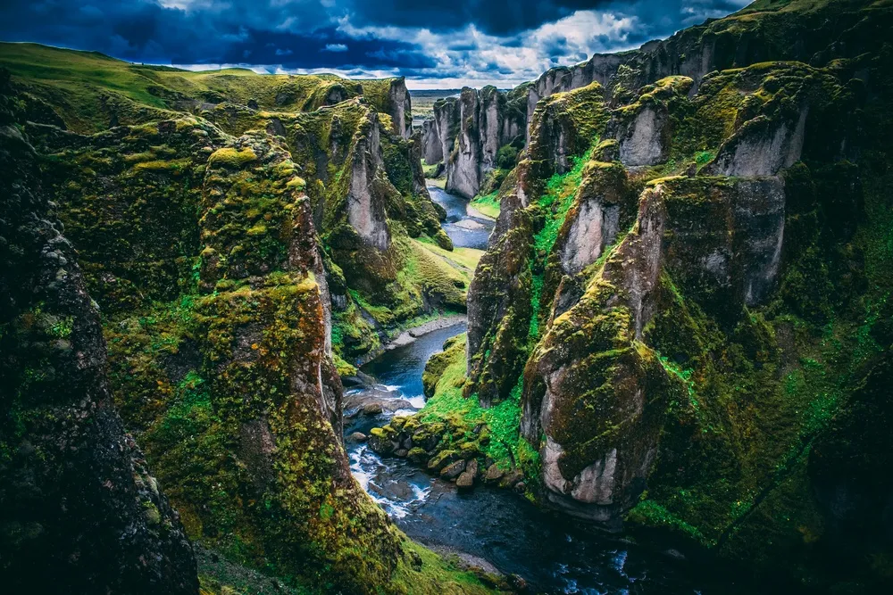 翠绿峡谷中的宁静溪流