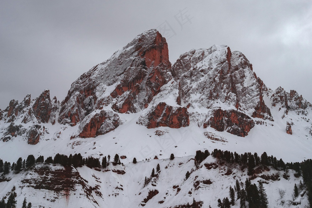 雪覆山巅的宁静