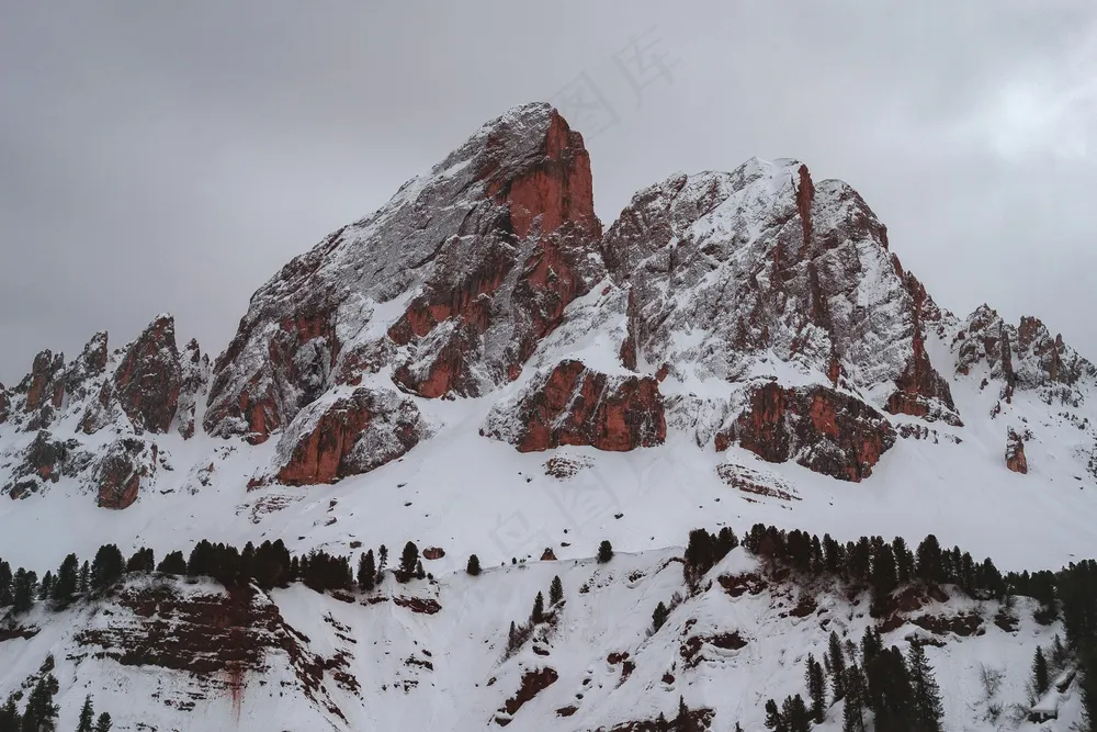雪覆山巅的宁静