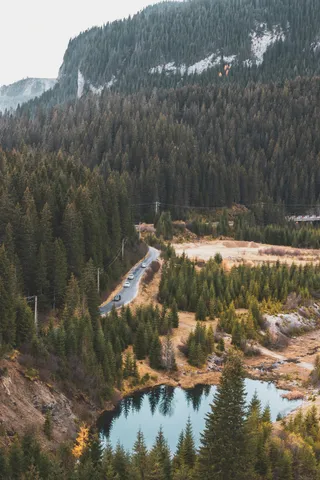 秋日山谷之旅：自然色彩与宁静氛围