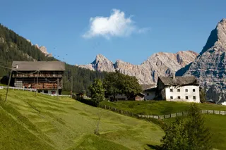 山间绿意盎然的乡村别墅