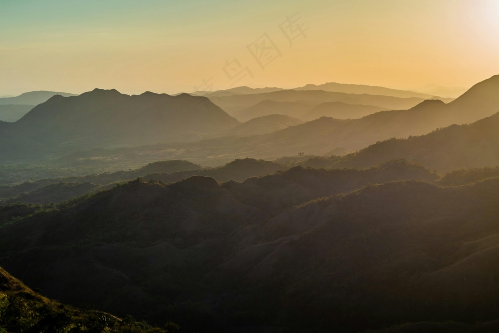 日暮层峦宁静景·宁静暖色赏析图