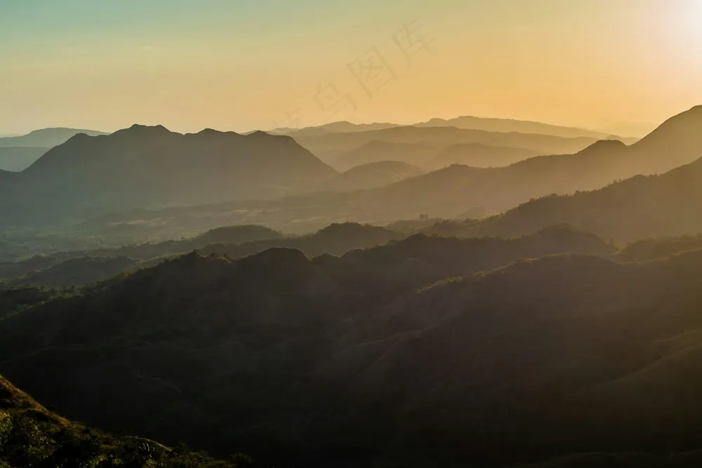 日暮层峦宁静景·宁静暖色赏析图