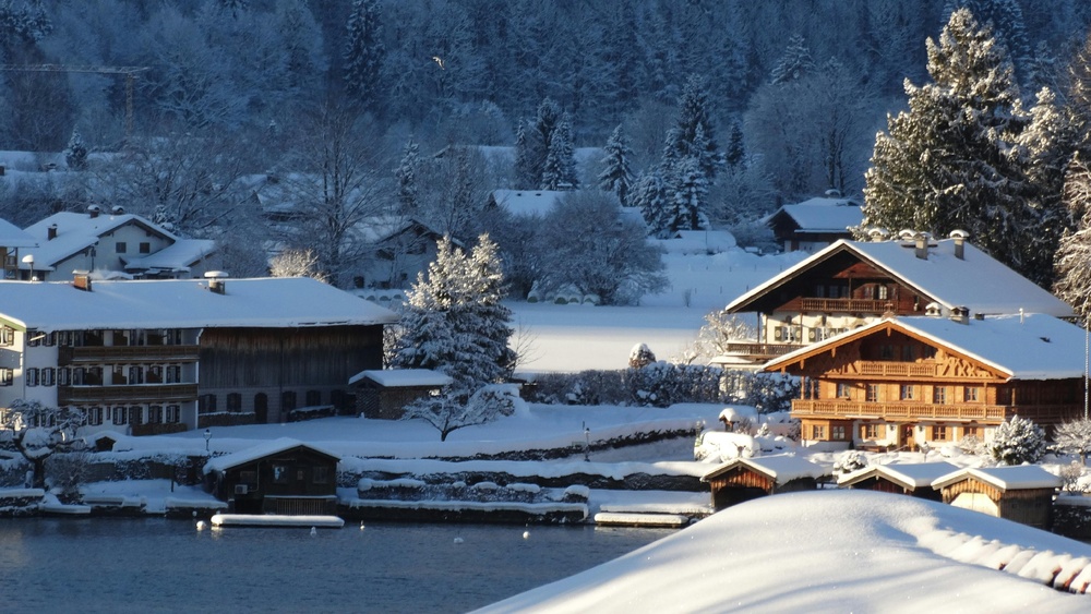 雪覆小镇静谧景·冬日水墨·蓝白装饰