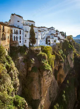 悬崖上的白色宫殿。