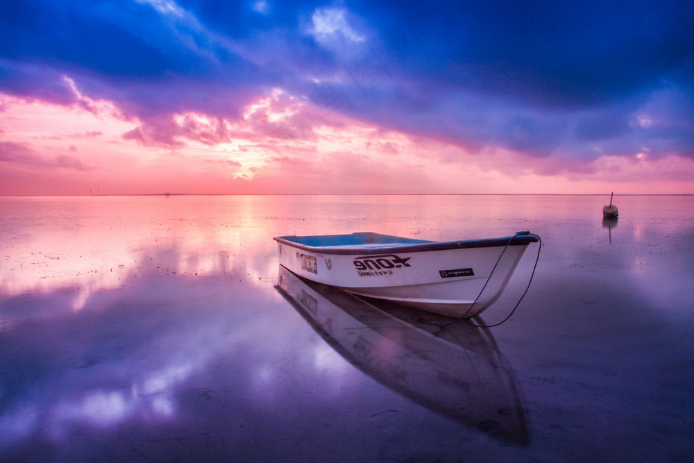 夕阳下的宁静湖面与孤舟