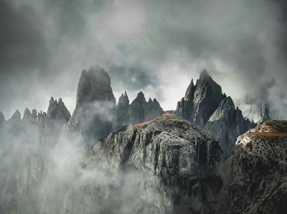 云雾缭绕的巍峨山峰
