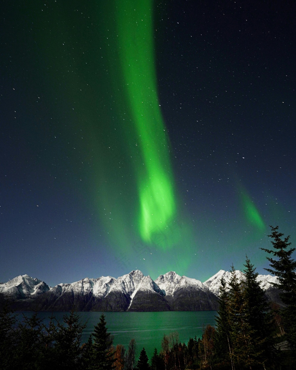 极光下的雪山湖泊夜景图