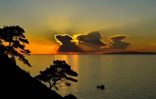 宁静水域日落景·唯美·橙蓝·壁纸