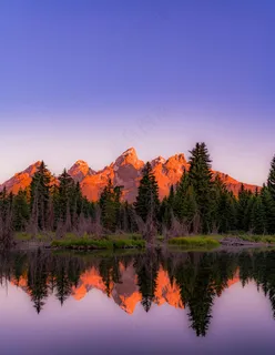 暮色山峦映湖心