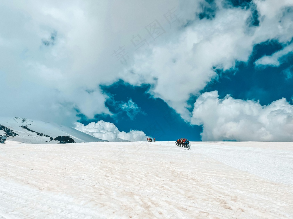蓝天雪域，探险者的勇敢征途