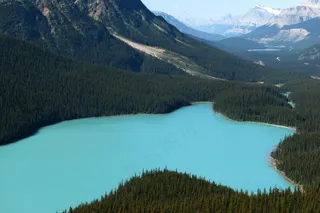 山间碧波荡漾的神秘湖泊