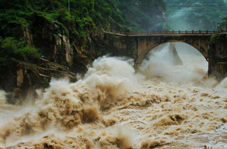 洪水自然灾害防洪预警摄影图