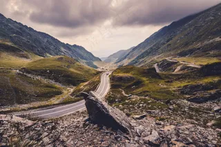 谷道云隐绿意画卷：静谧自然之美