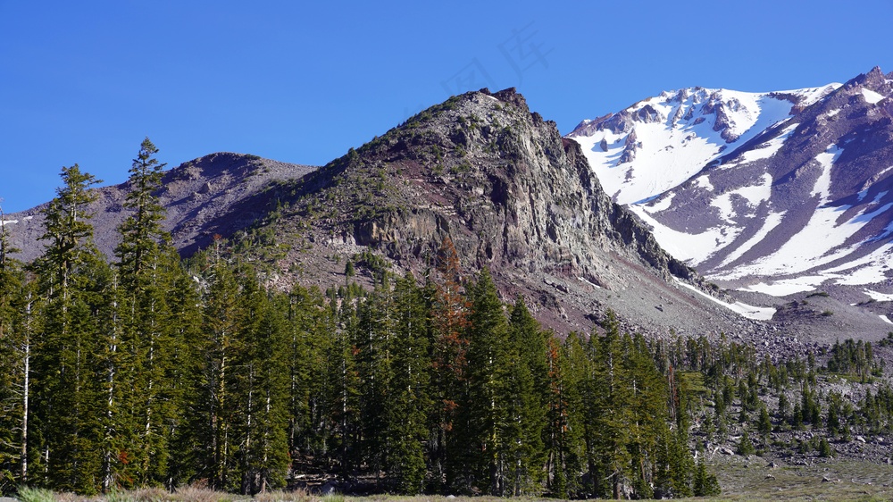 山间绿意盎然的宁静风景