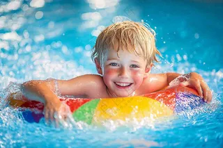 在游泳池玩水的儿童男孩游泳圈摄影图