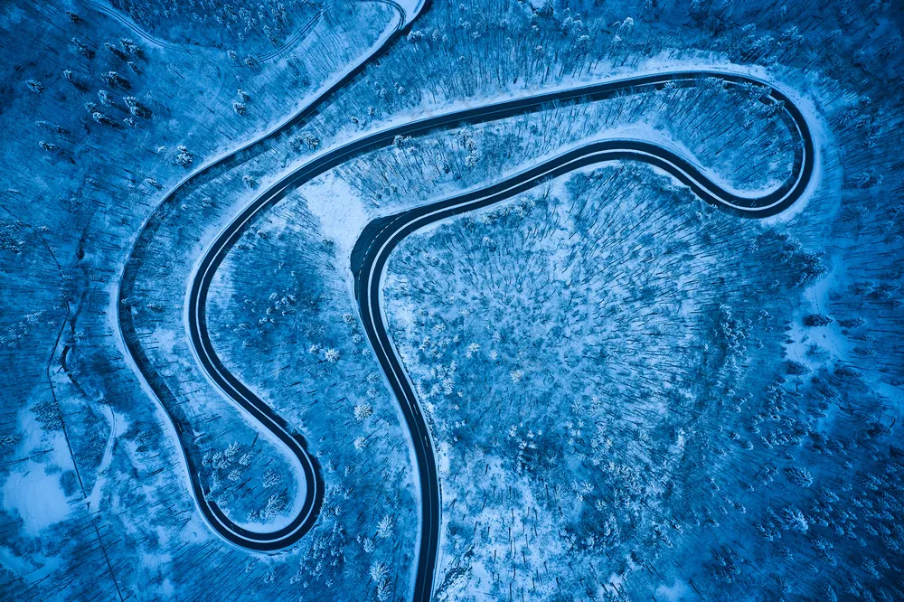 缠绕的冬季道路