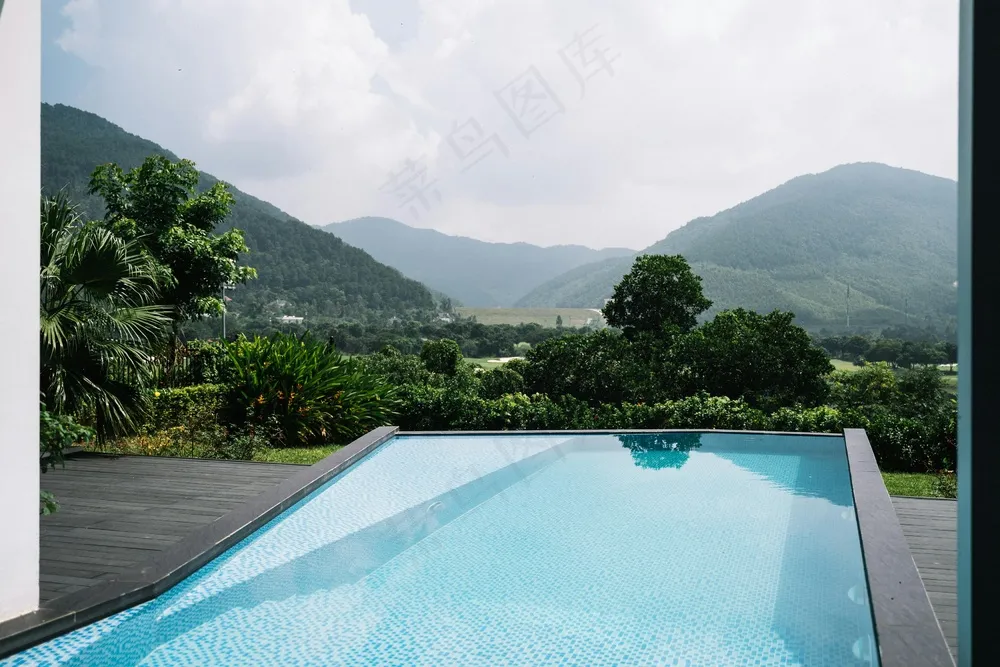 山间湖畔的宁静天堂