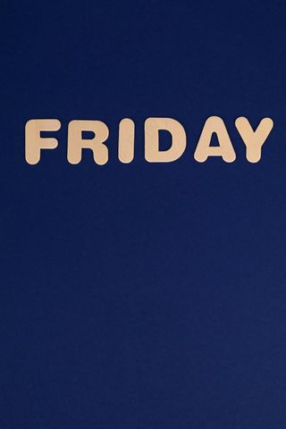 深蓝色背景下的周五 FRIDAY