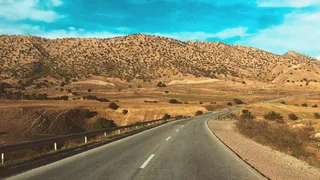 沿着金色山丘的孤独公路