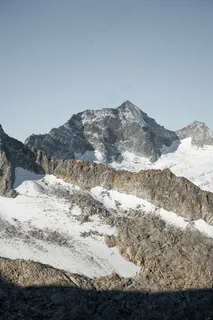 雪域雄姿:静谧蓝调中的雄伟山脉 雪域雄姿:静谧蓝调中的雄伟山脉