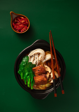 牛肉面暗调柔光墨绿色背景俯拍竖图海报灯箱招牌