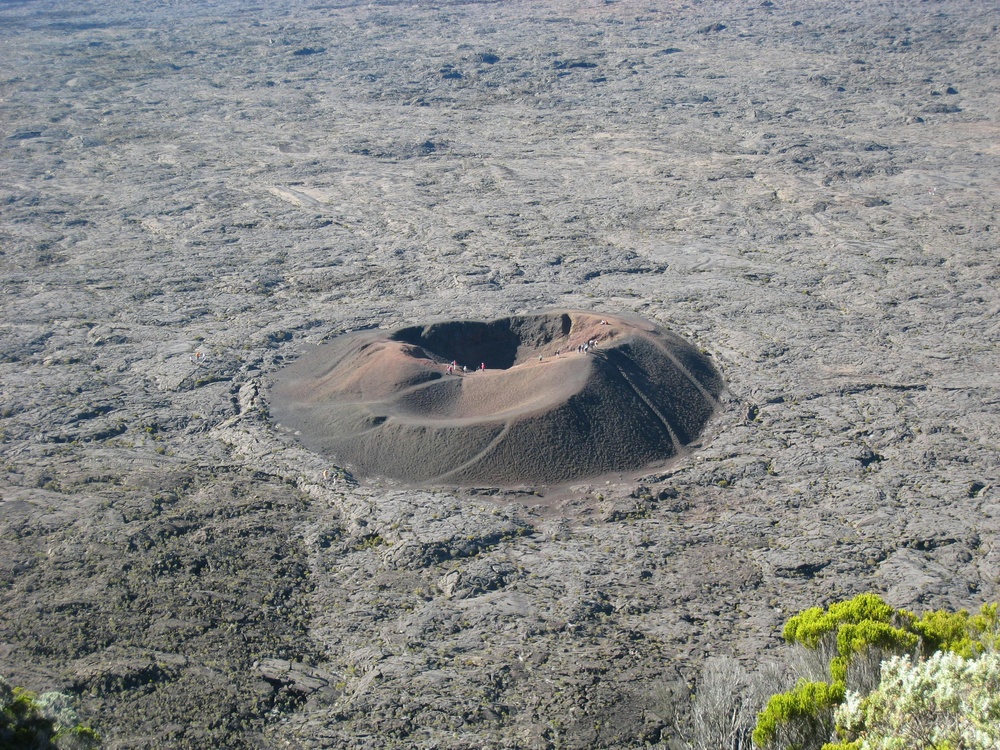 火山口孤旅探索图·荒凉自然风·灰蓝苍凉色·自然奇观赏