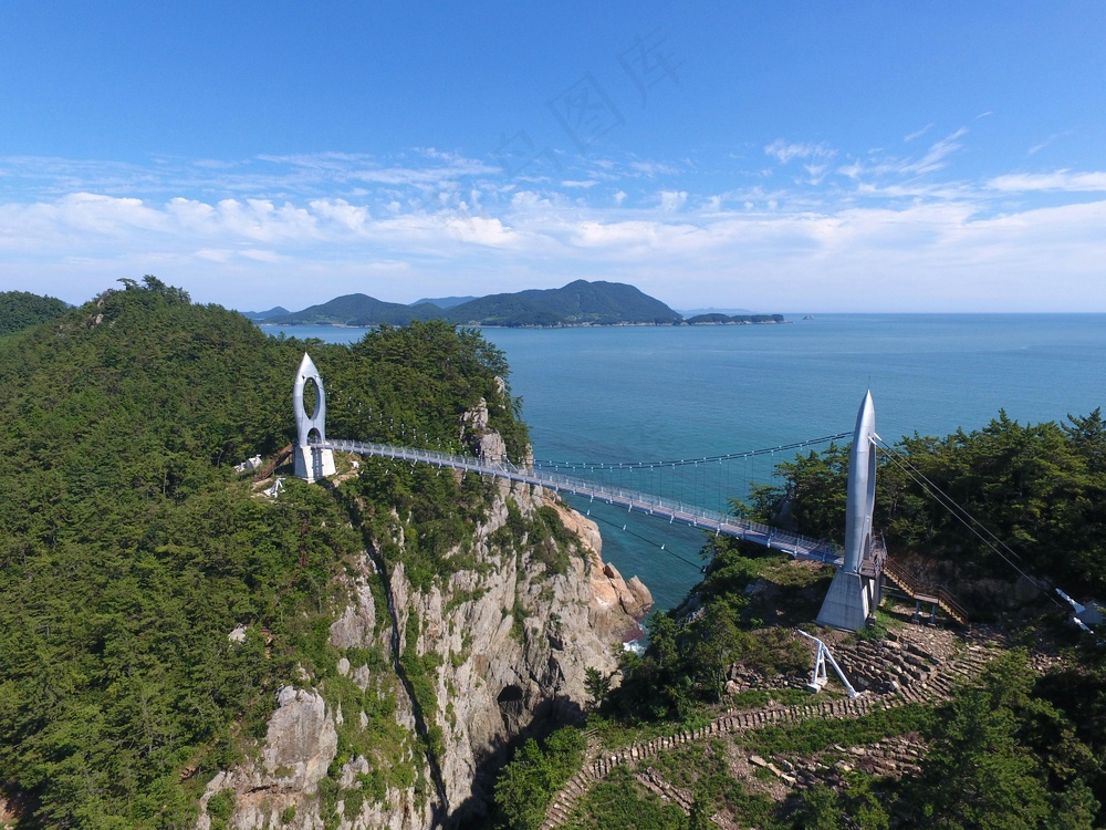 碧海蓝天下的宁静海岸线