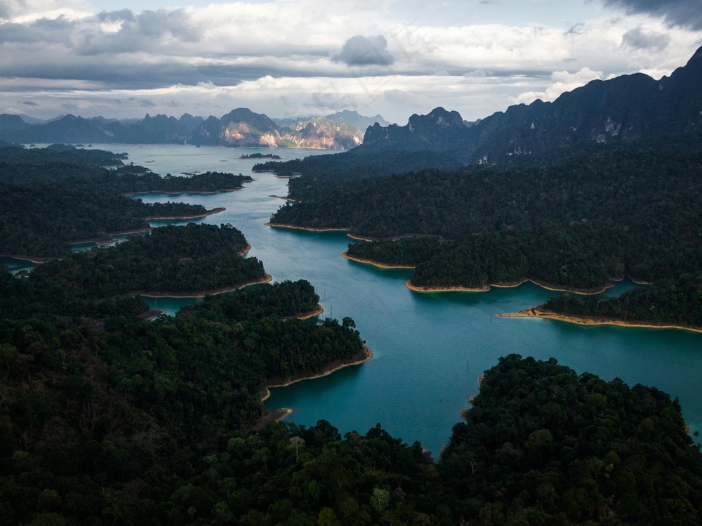 山谷中的宁静河流