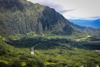 翠谷山脉静谧景·自然清新风·绿白交织色·旅游壁纸照