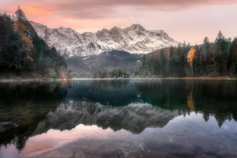 静谧湖光:自然色彩与宁静氛围的和谐共鸣 静谧湖光:自然色彩与宁静氛围的和谐共鸣