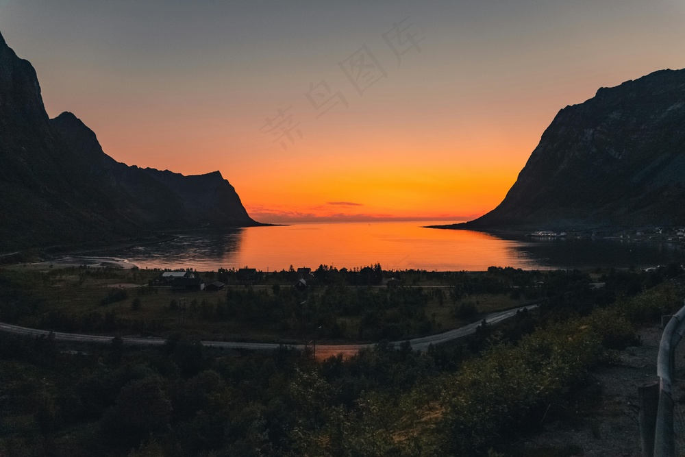 黄昏山谷的静谧诗篇-橙红天空下的壮丽海湾