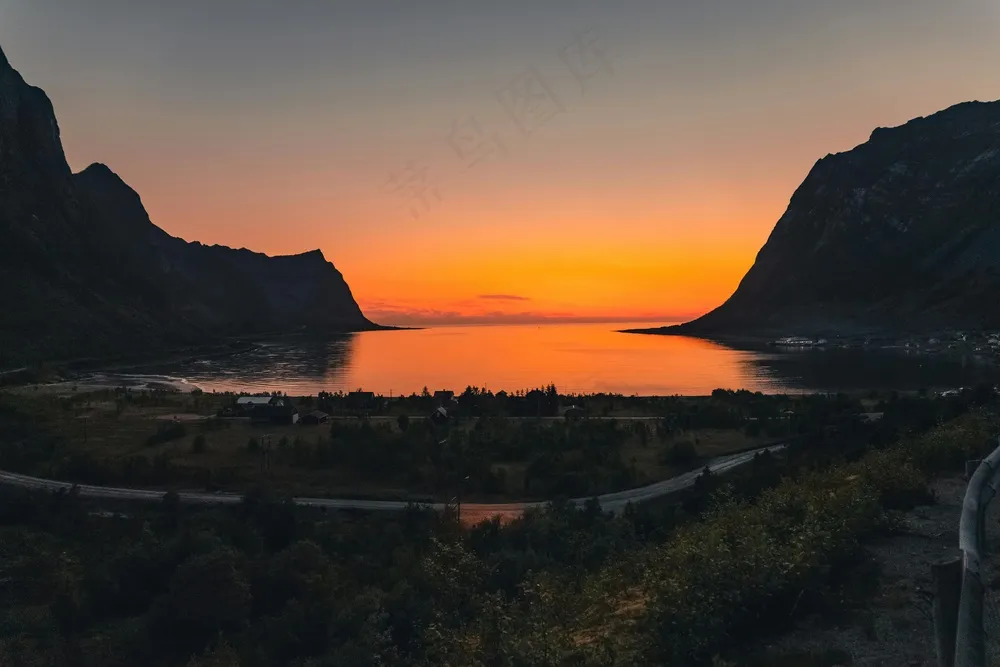 黄昏山谷的静谧诗篇-橙红天空下的壮丽海湾