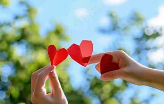 手拿红色爱心比心场景阳光唯美小清新情人节七夕摄影图
