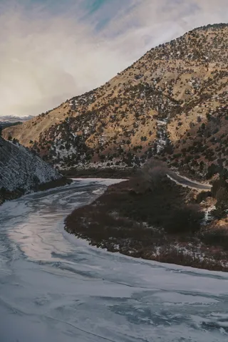 山间冬日的宁静河流