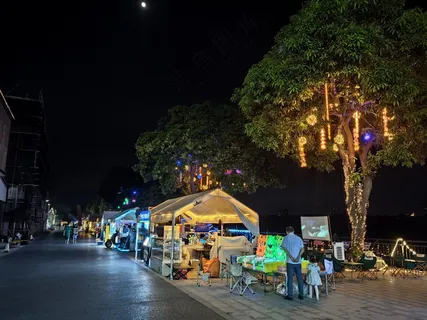 夜晚的城市街景