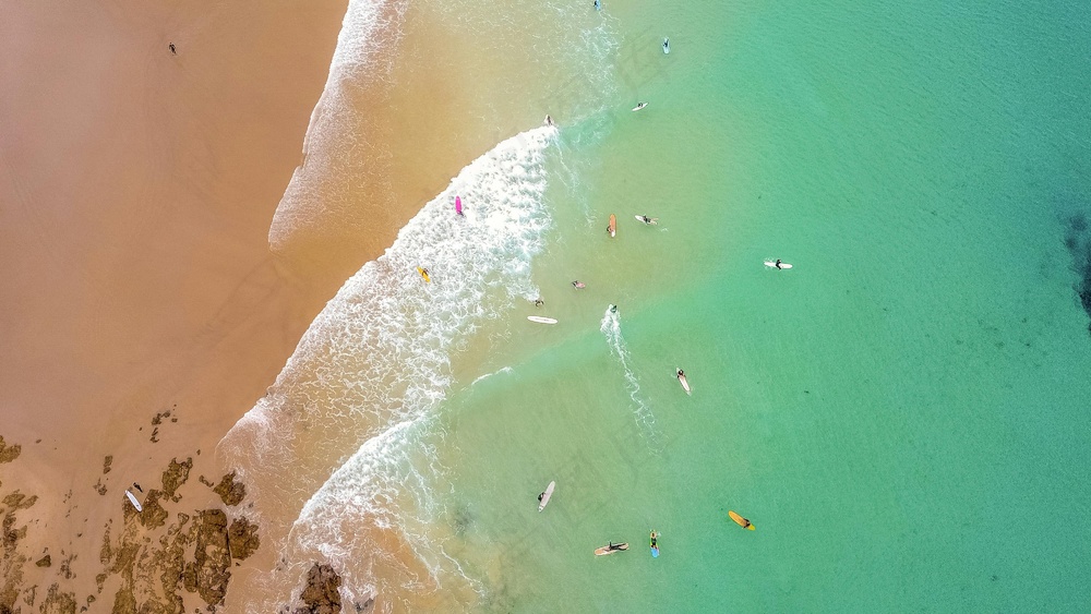 浅滩边的碧绿海水