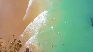 浅滩边的碧绿海水