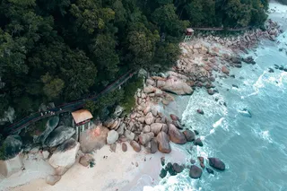 静谧海滨：航拍下的自然和谐