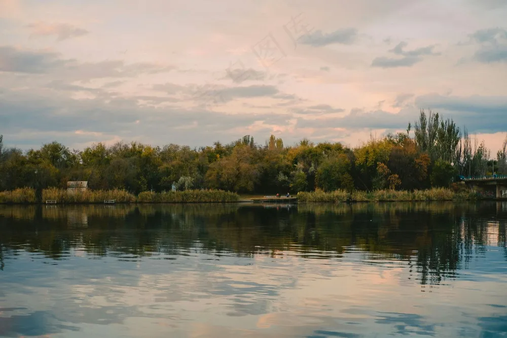 黄昏湖畔：宁静自然色彩摄影