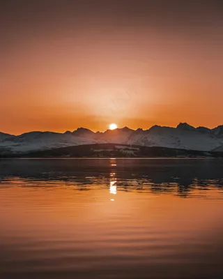 湖光山色映霞红