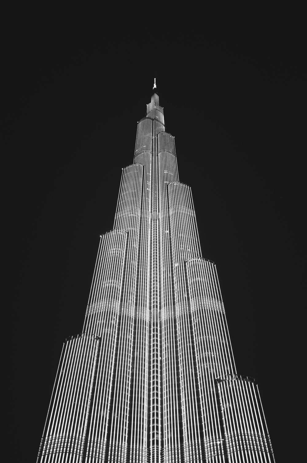 免费 摩天大楼在夜间的低角度视图 素材图片